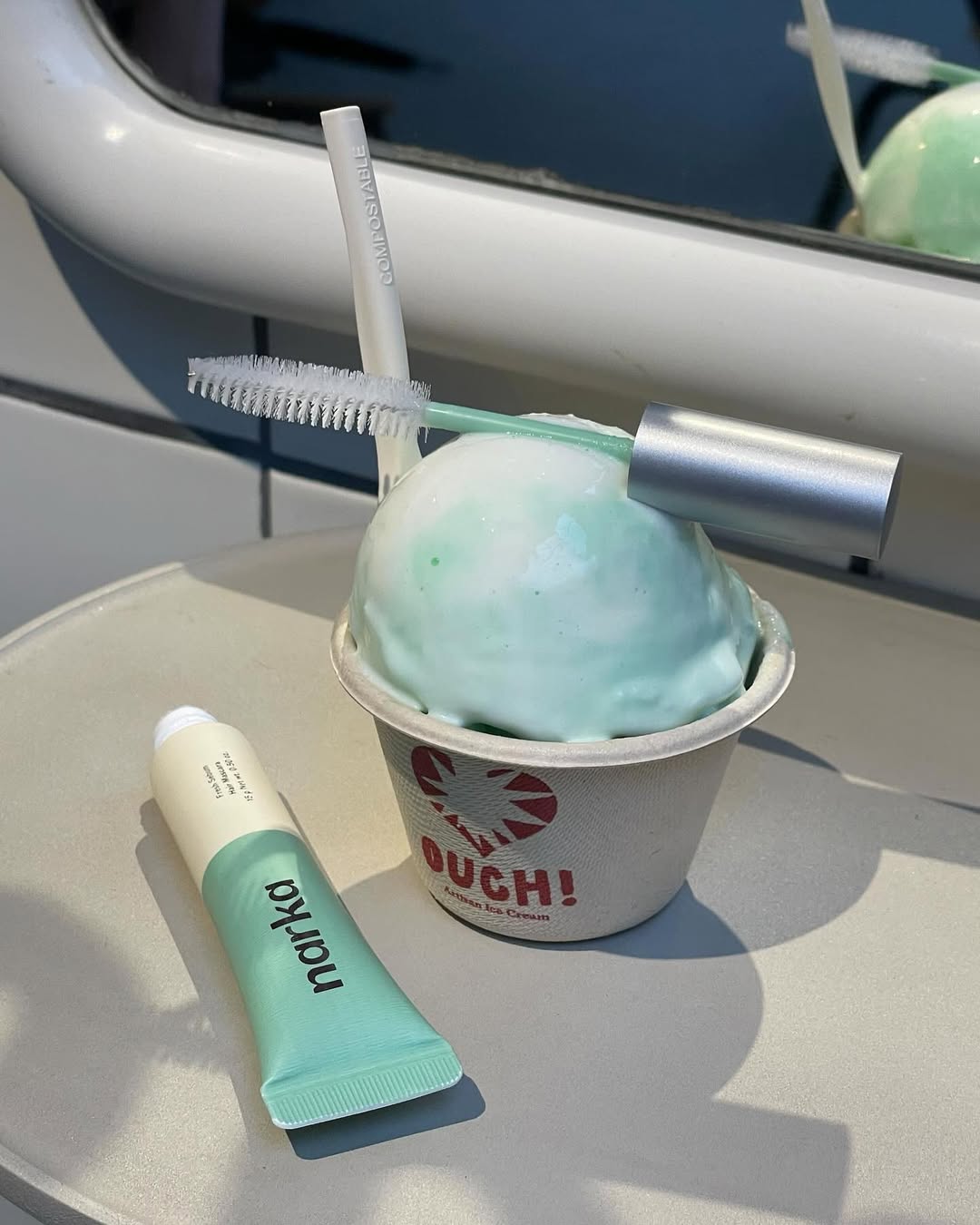 比普通頭髮定型棒刷頭較長，能快速將精華均勻塗抹於髮絲間。