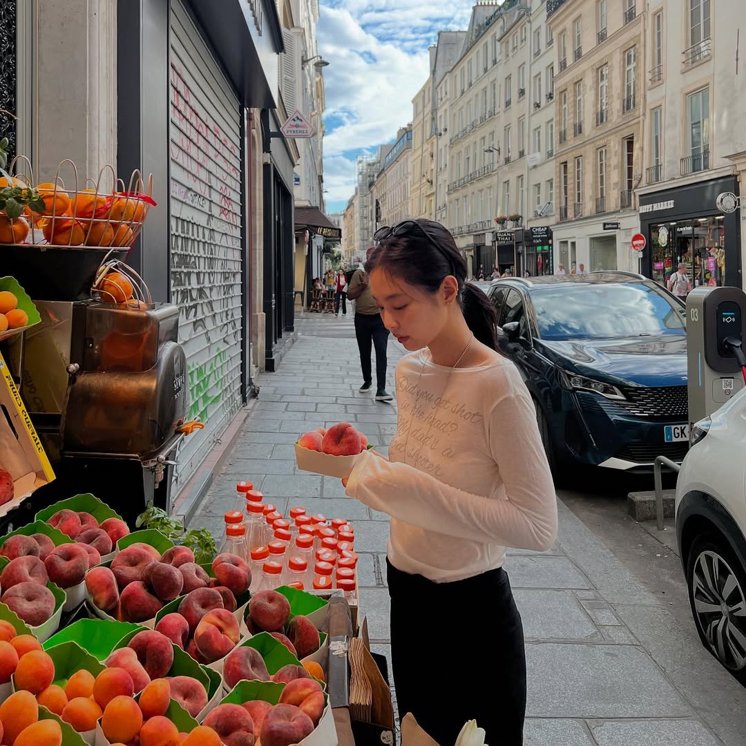 在低馬尾的基礎上，巧妙搭配太陽眼鏡作為點綴。