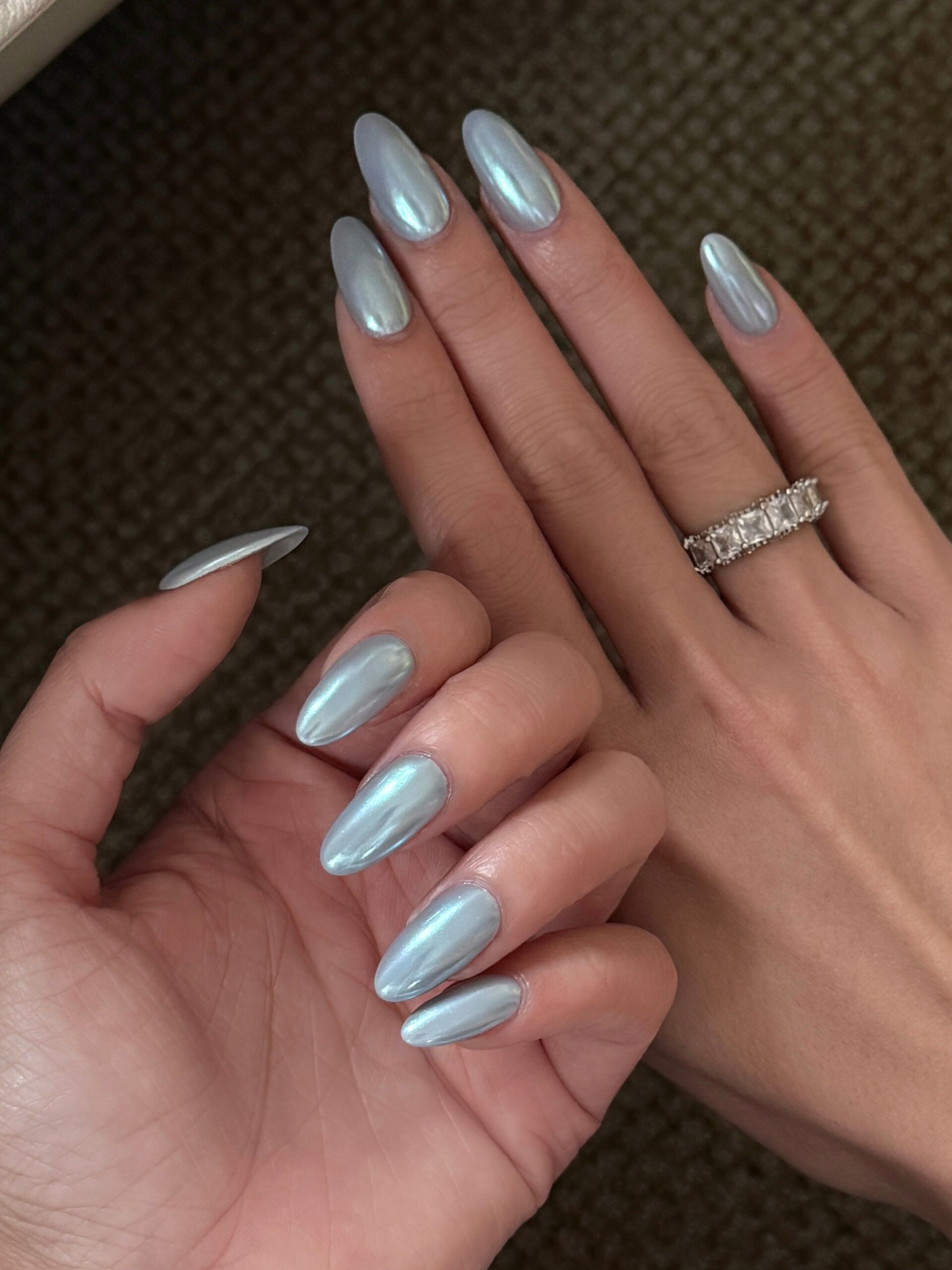 散發出既高冷又前衛的獨特氣場。