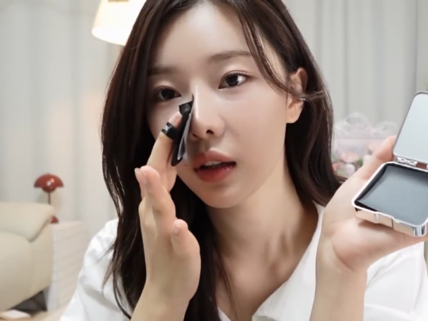 李時安稱用它補完妝看起來像剛上完妝一樣。