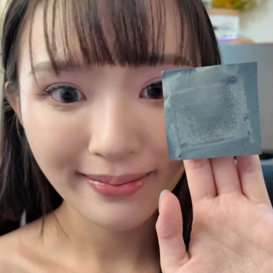 在完成吸油步驟後,蜜粉會自動均勻附著於肌膚,瞬間恢復清爽的霧感妝效。