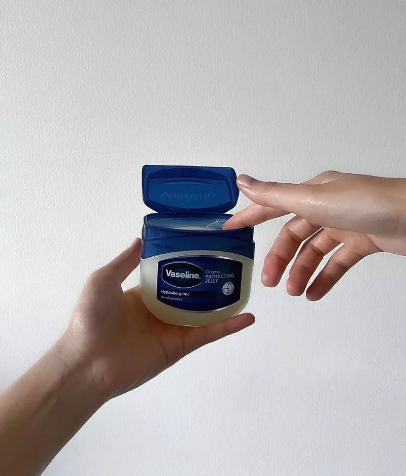 主要功能是修護乾燥肌膚，提供深層保濕。