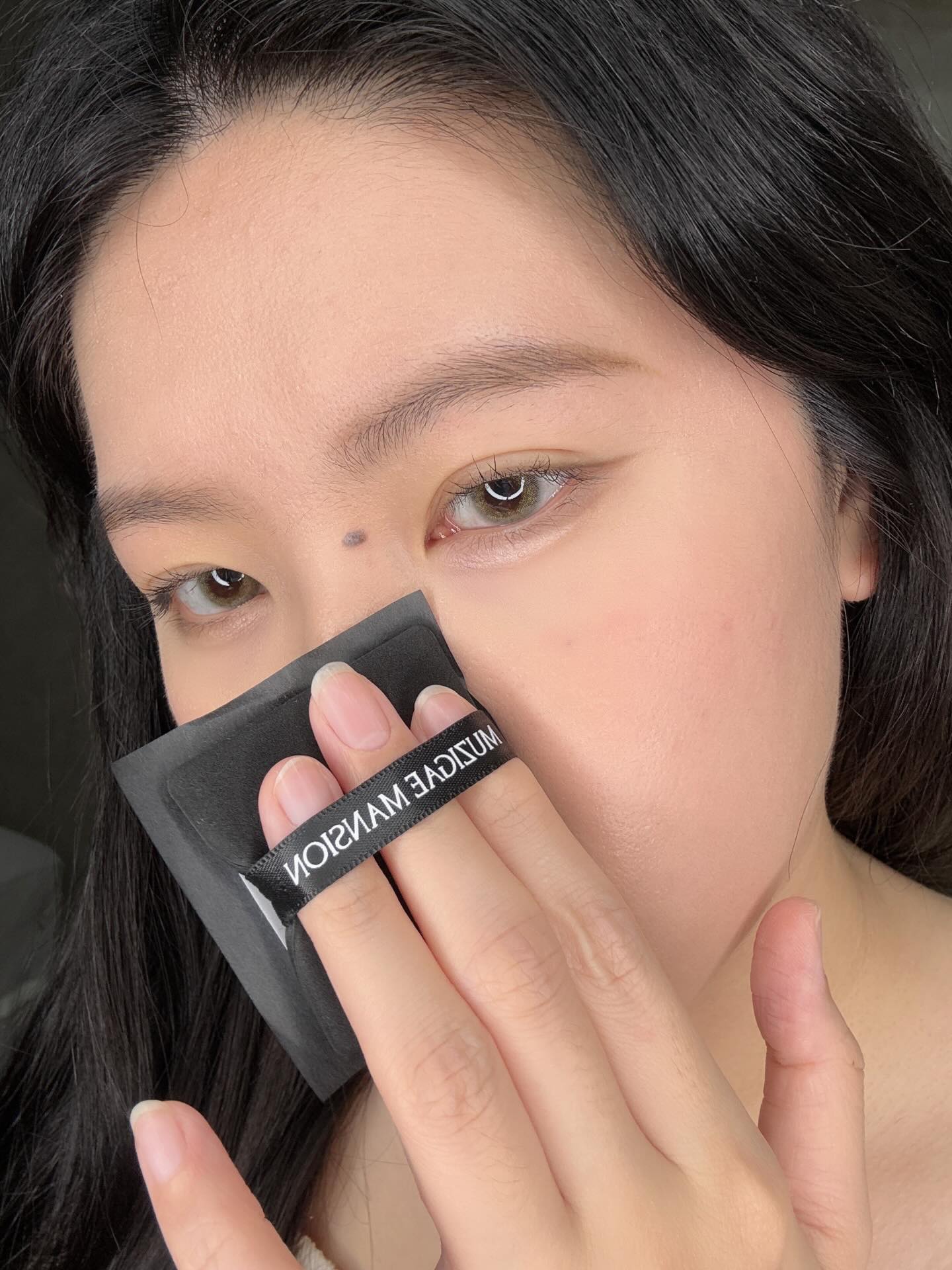 將粉撲輕壓於吸油紙上,輕拍需要補妝的區域。