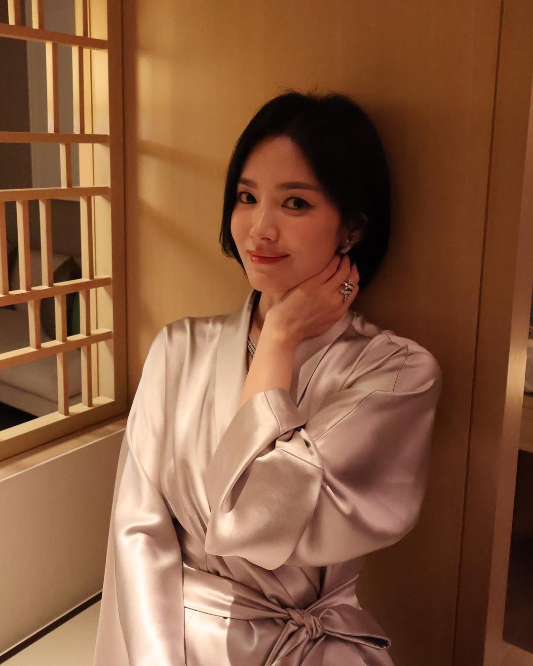 眼妝做到既能放大雙眼，又能維持優雅與親和力。