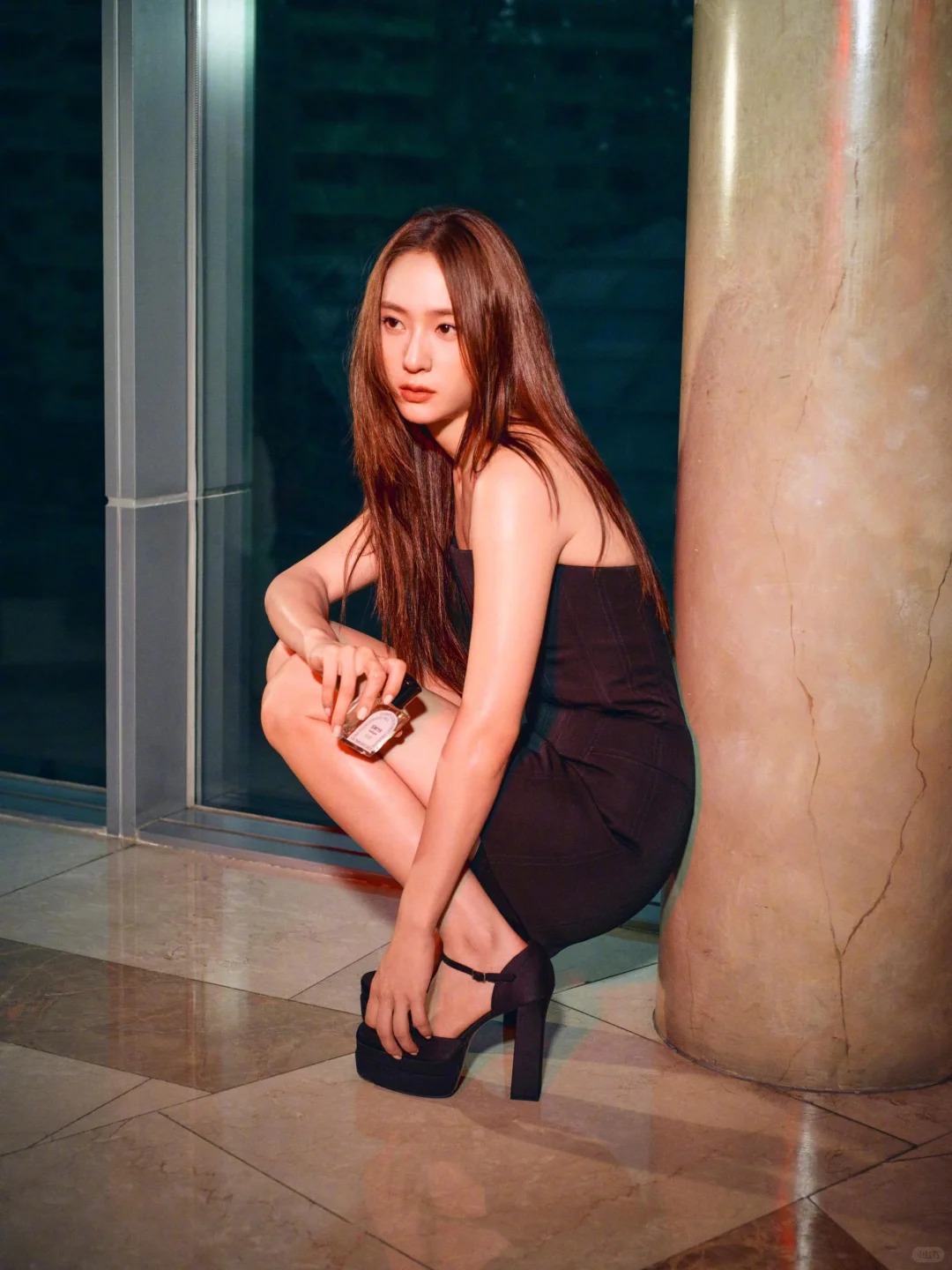 香水噴在裙擺處，可以營造仙氣飄飄的氛圍。