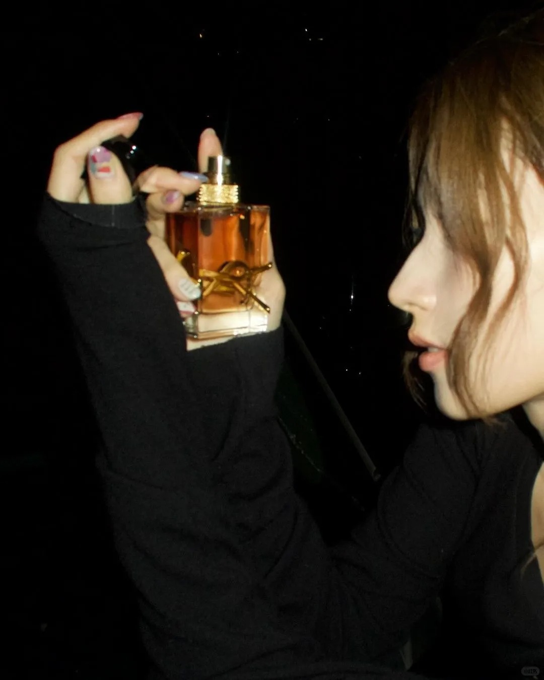 噴在衣袖處，擺動時會帶動香氣自然飄散，給人一種不經意的迷人印象。