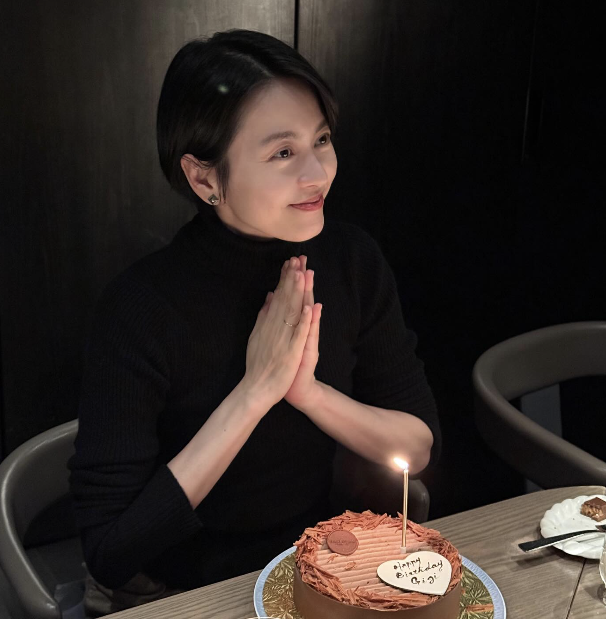 Gigi注重飲食，尤其對於眼部，平日會搭配內服保養品輔助調理。