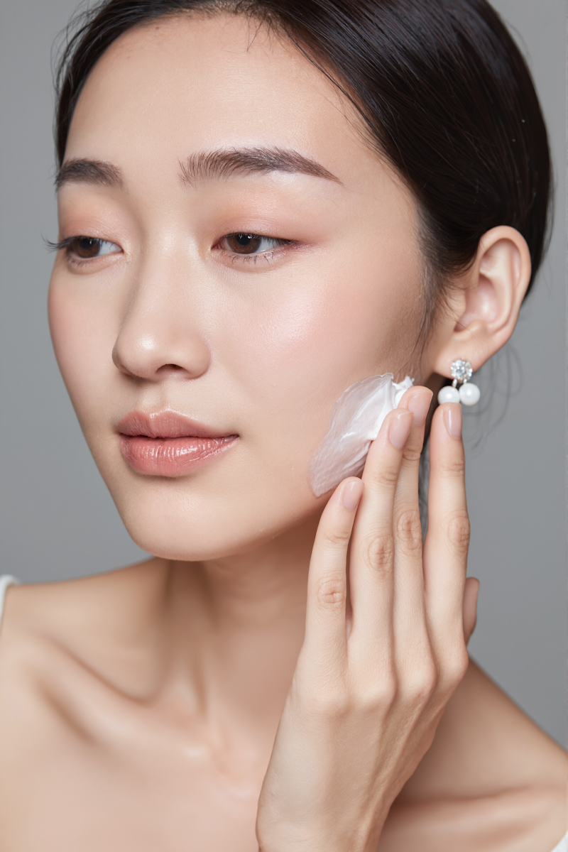 將保養品與凡士林混合，厚厚塗抹在頸部。