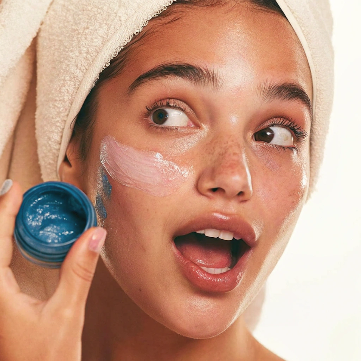 從下眼瞼開始，由內眼角向外眼角方向，輕輕按摩至太陽穴。