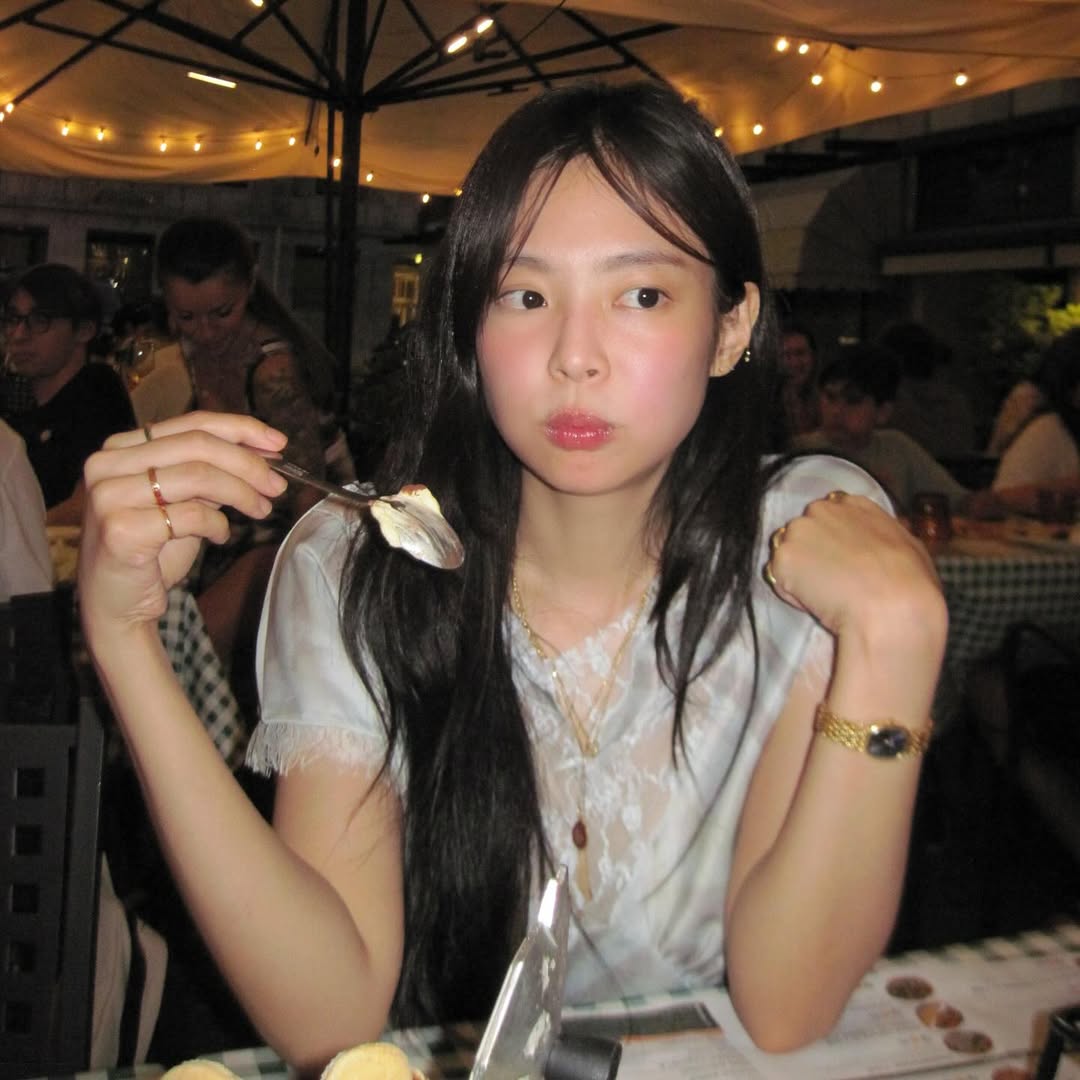 Jennie的自信與自在,完美詮釋了新世代的健康美。