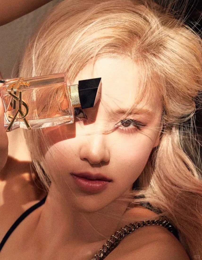 將香水輕輕噴灑在髮圈或頭飾上，織物材質能有效鎖住香氣。