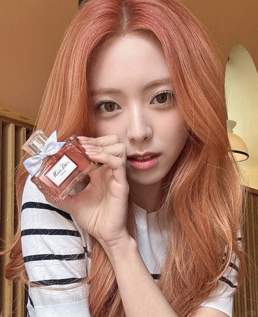 當你伸出手與對方交握時，對方就能捕捉到一股迷人又低調的香氛。