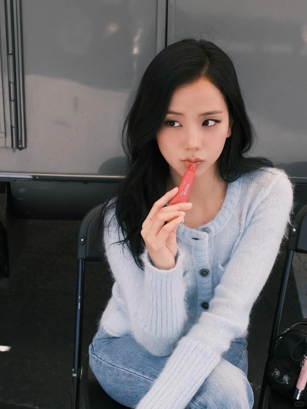 睡前在雙唇厚厚塗上一層凡士林，隔天擦口紅時會更加服貼。