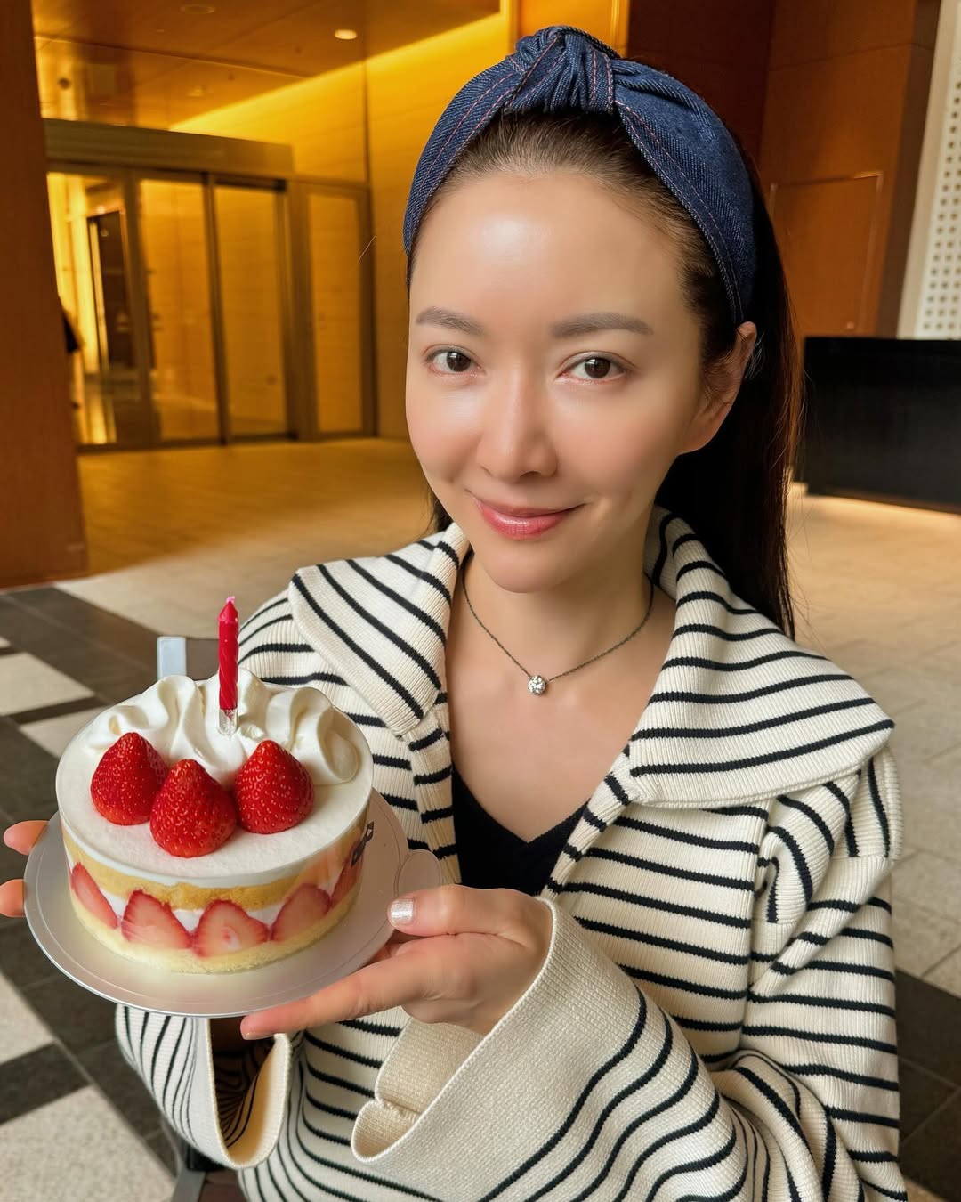 50歲的關穎依舊散發著少女般的明亮氣質與優雅氣場。