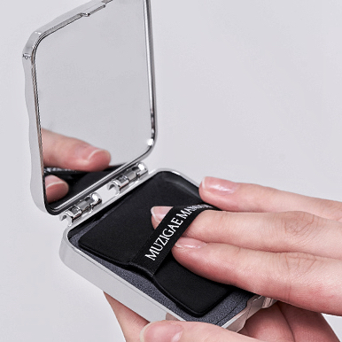 粉撲設計避免了手指直接接觸吸油紙和肌膚。