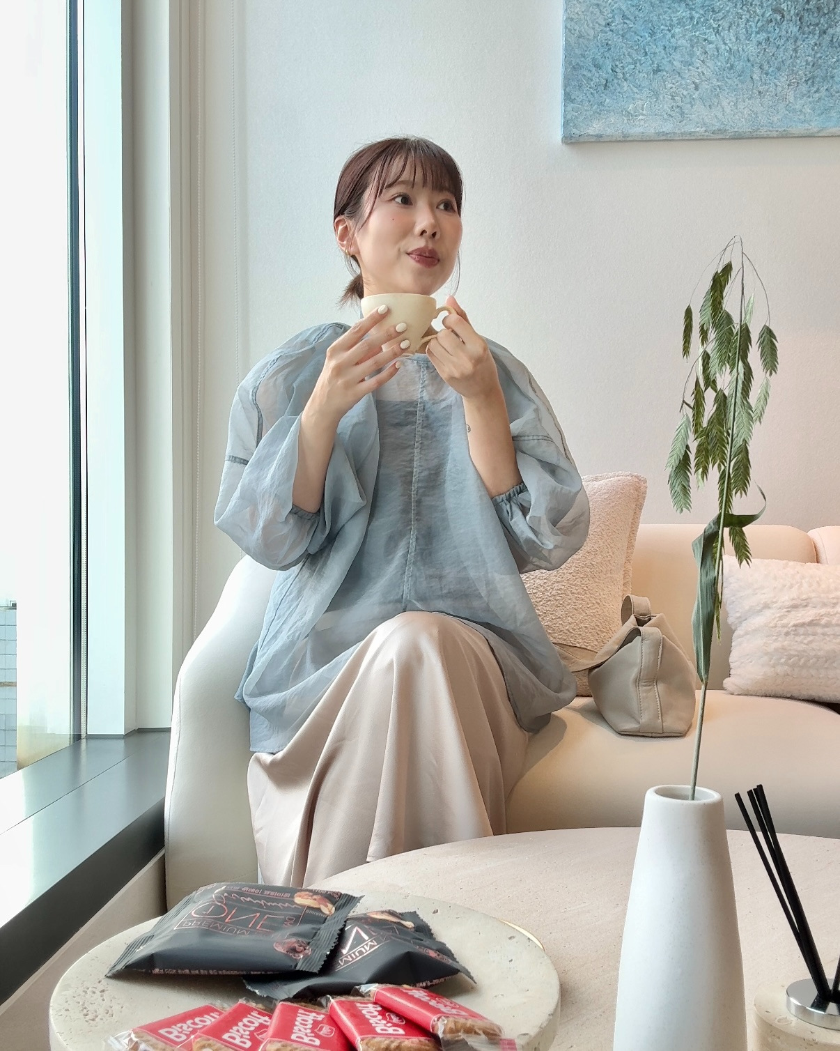 美編在午休時間完成了療程後，下午回到辦公室繼續工作。