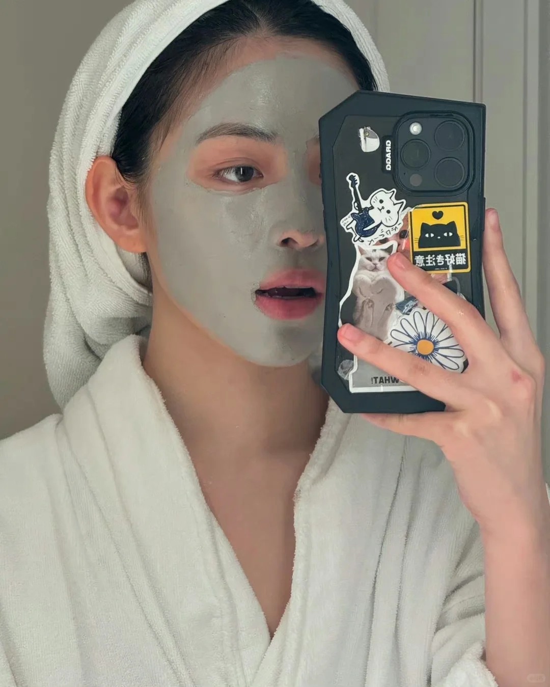 幼細質地能夠溫和吸附肌膚上的污垢及多餘油脂。