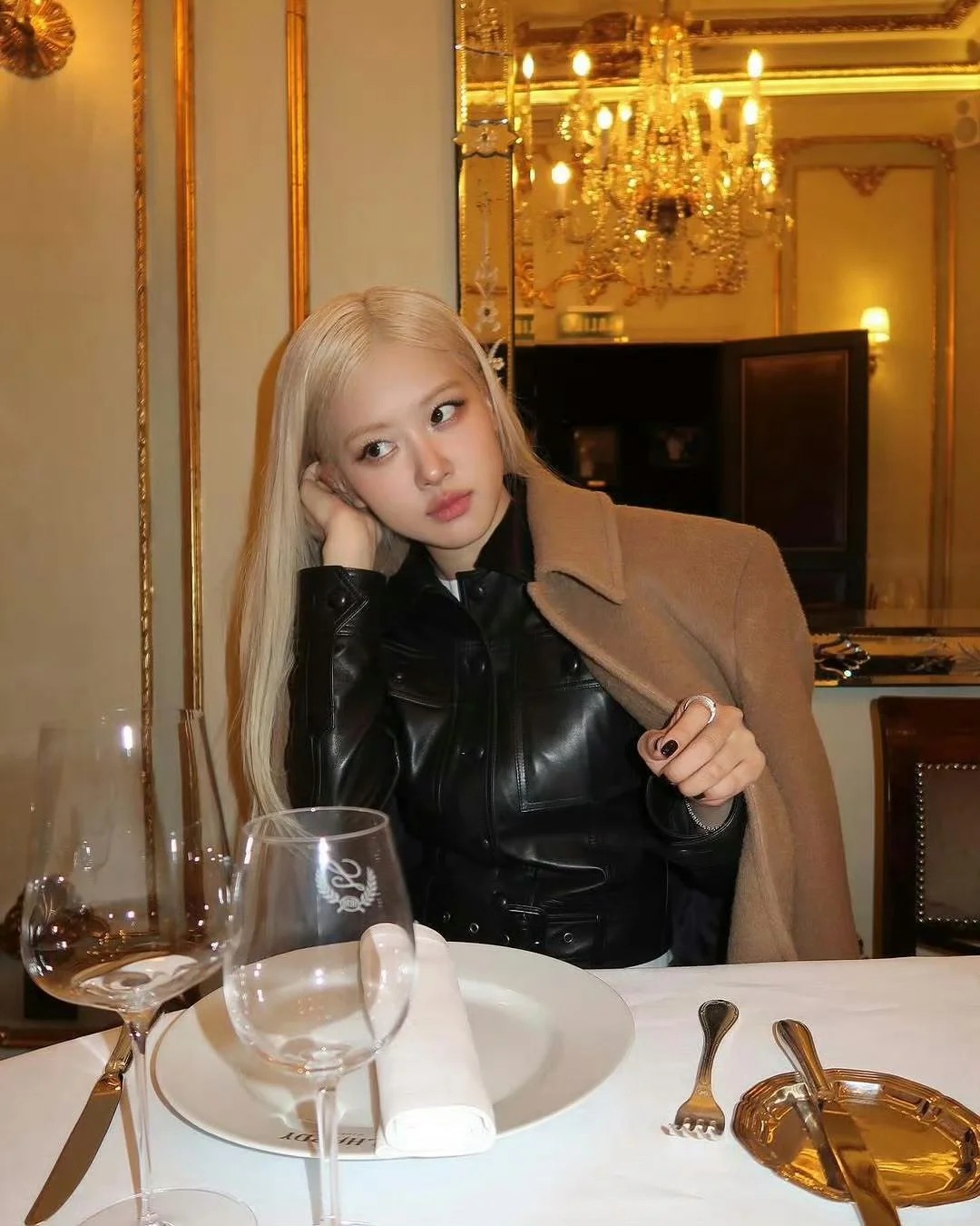 將香水噴灑在後頸、鎖骨、耳後這些體溫較高的部位，能讓香氣層次感更豐富。