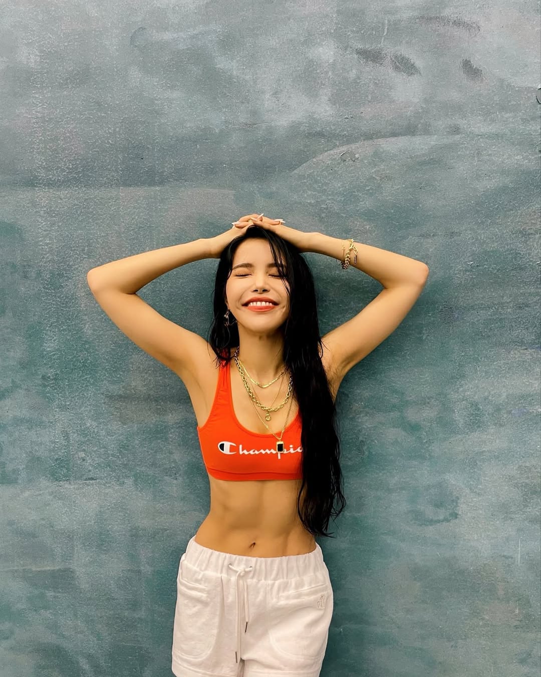 馬甲線是指透過減脂與腹部肌肉訓練，在肚臍兩側形成的兩條「11」字型腹部線條。