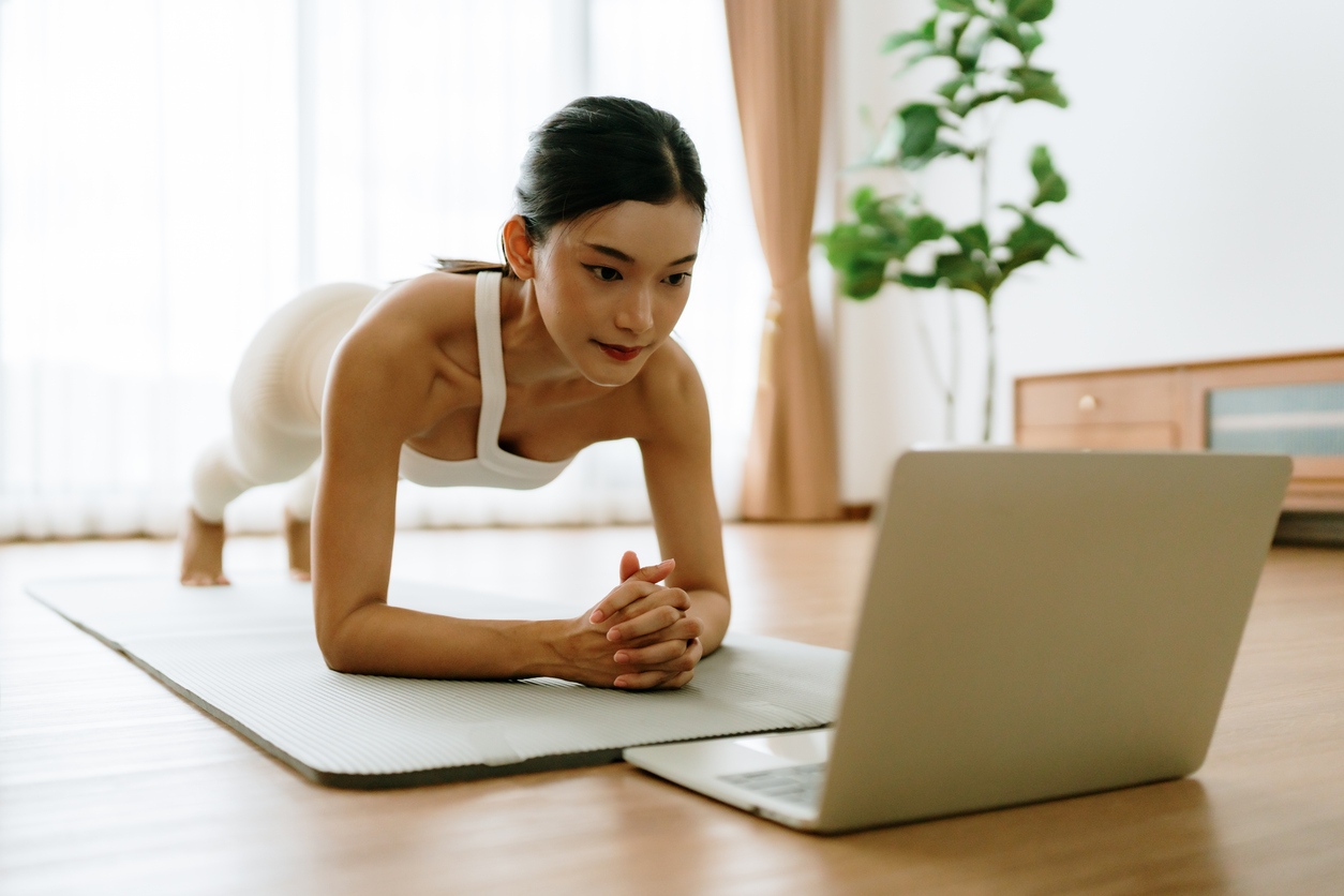 平板撐是一種強化核心肌群的基礎訓練，透過保持身體呈一直線的姿勢，能有效訓練腹部與臀部肌肉。