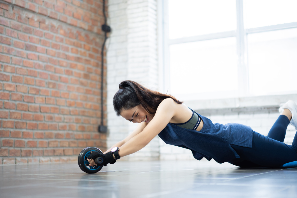 滾輪是一種利用小型健身器材，透過跪姿向前推、拉滾輪的動作，來強化腹直肌、腹斜肌、手臂與背部，以達到雕塑馬甲線效果的訓練。