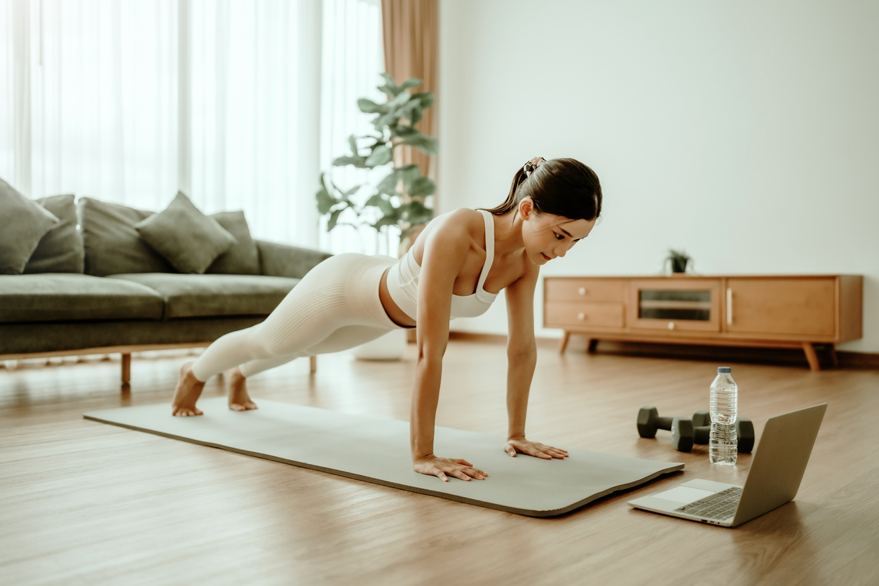 這套專為新手設計的4週漸進式訓練計畫，透過每週增加不同訓練動作，從建立核心力量開始，逐步強化腹部與側腹肌，最終達到雕塑馬甲線的目的。