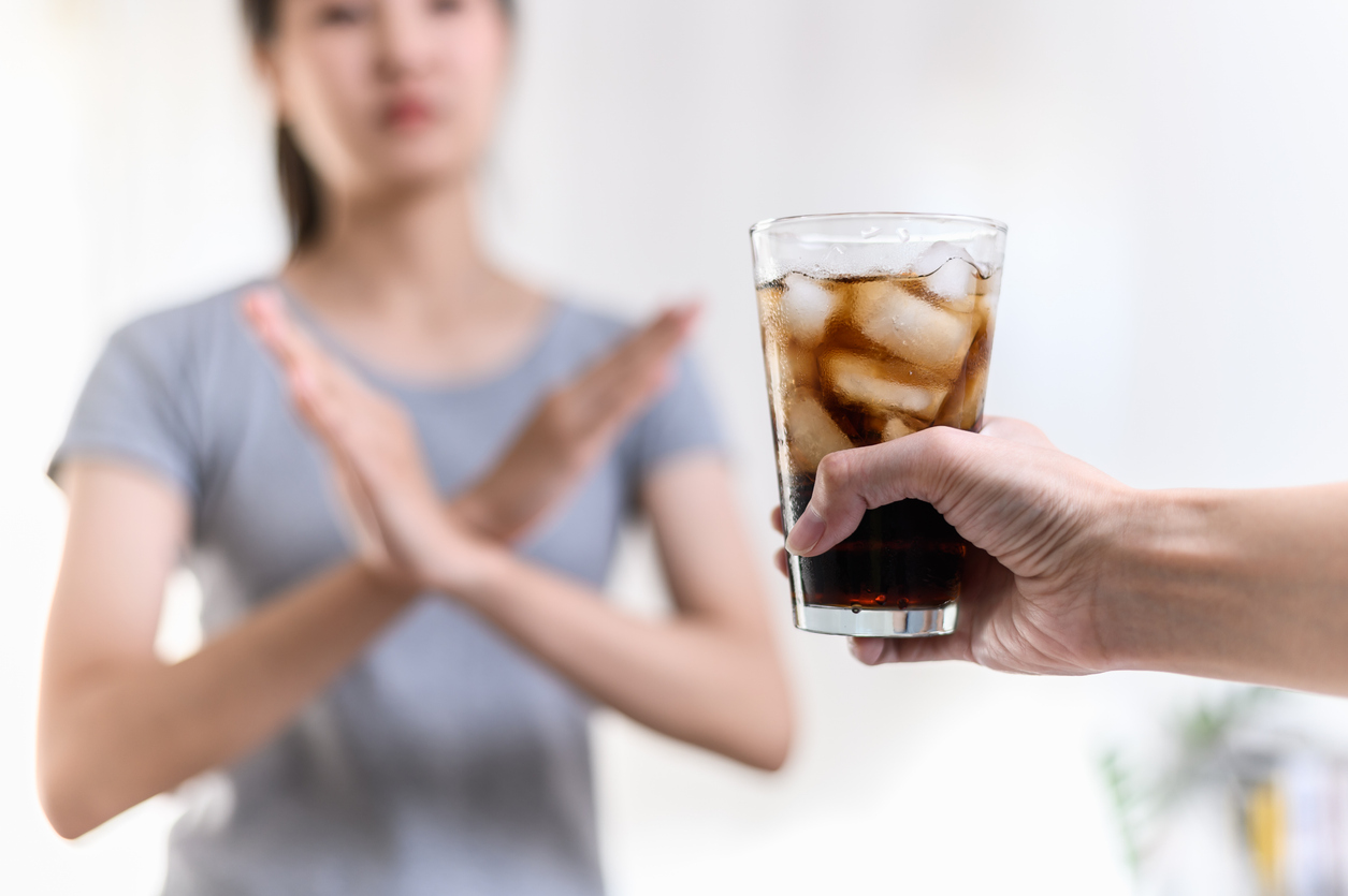 練出馬甲線的關鍵在於透過增加蛋白質與原型食物、控制熱量攝取，並搭配足夠的水分與有氧運動，來有效燃燒脂肪並雕塑腹部線條。