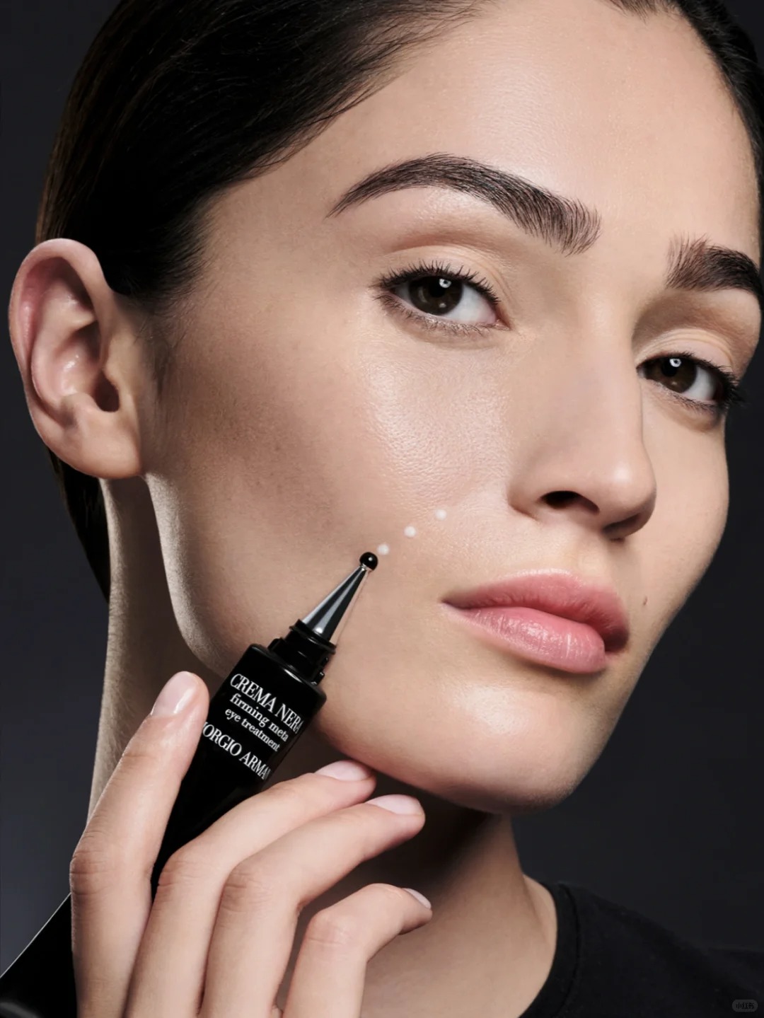 將少量眼霜輕點在法令紋上，用指腹輕拍。