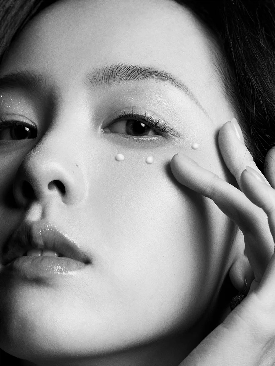 將眼霜均勻點在眼周位置，從眼頭到眼尾分為三等份。