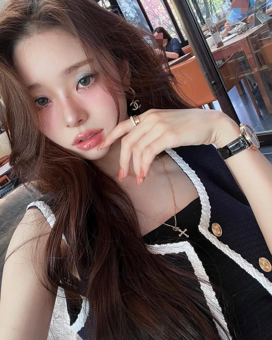 先用凡士林打底，再疊擦眼影粉，能讓眼影的顯色度更加飽和。