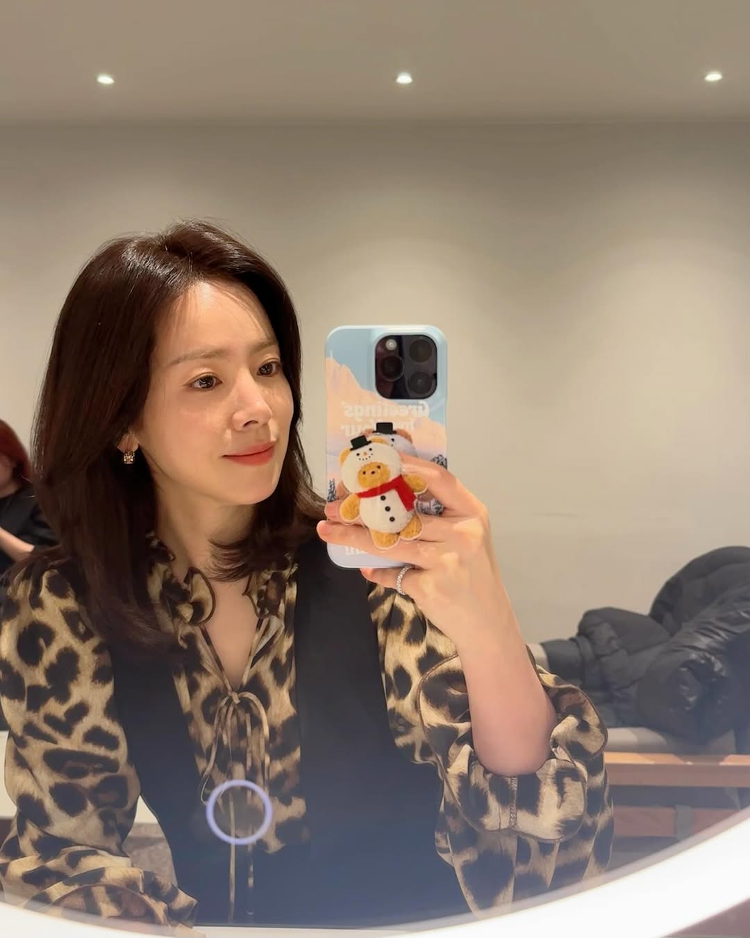 低調又百搭的色調，更能修飾氣色卻又不顯突兀。