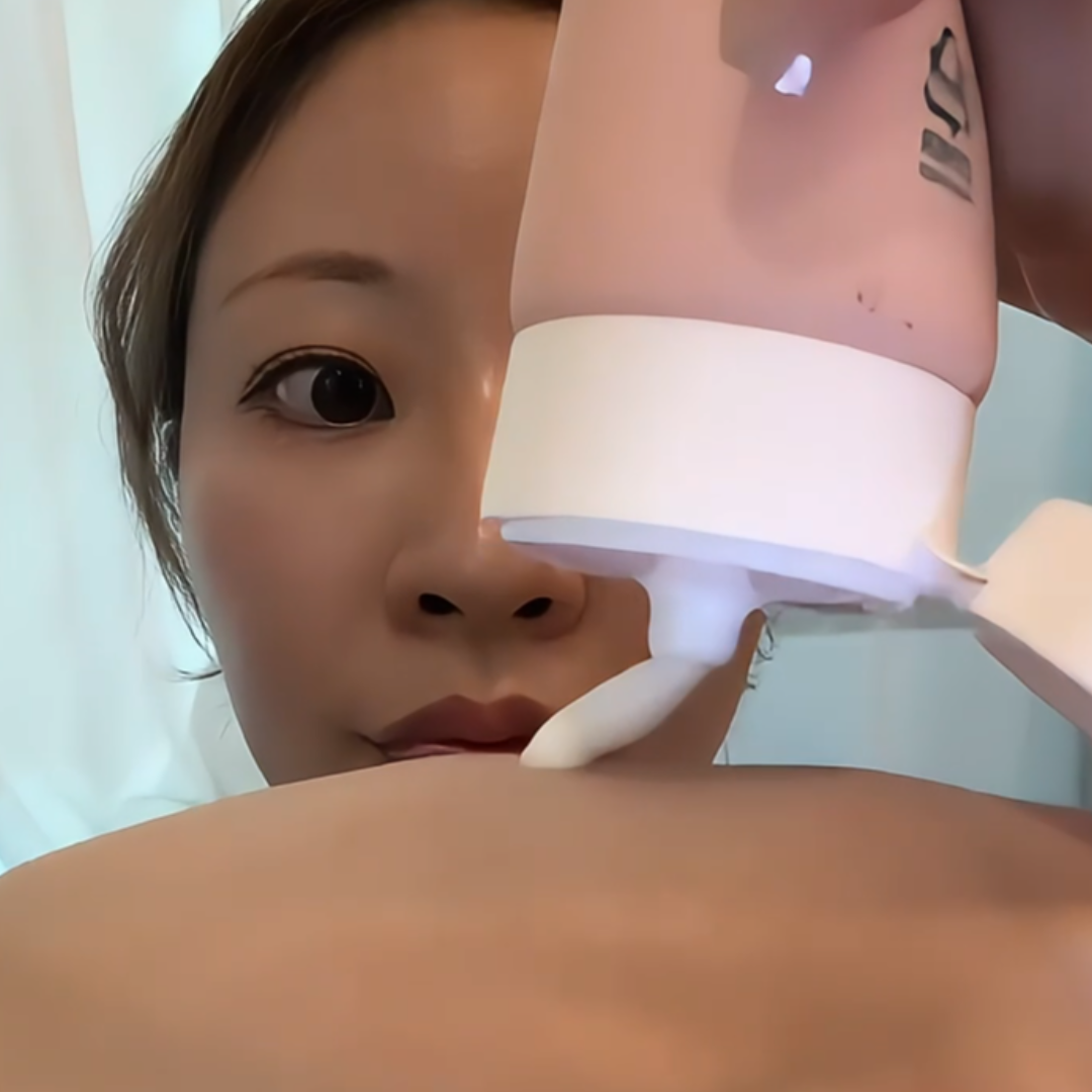 質地偏厚呈膏狀，但延展性好，能輕鬆推開。