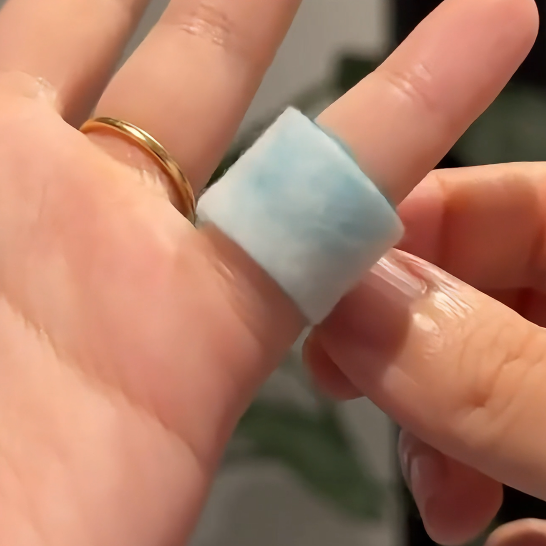 用透氣膠帶固定。