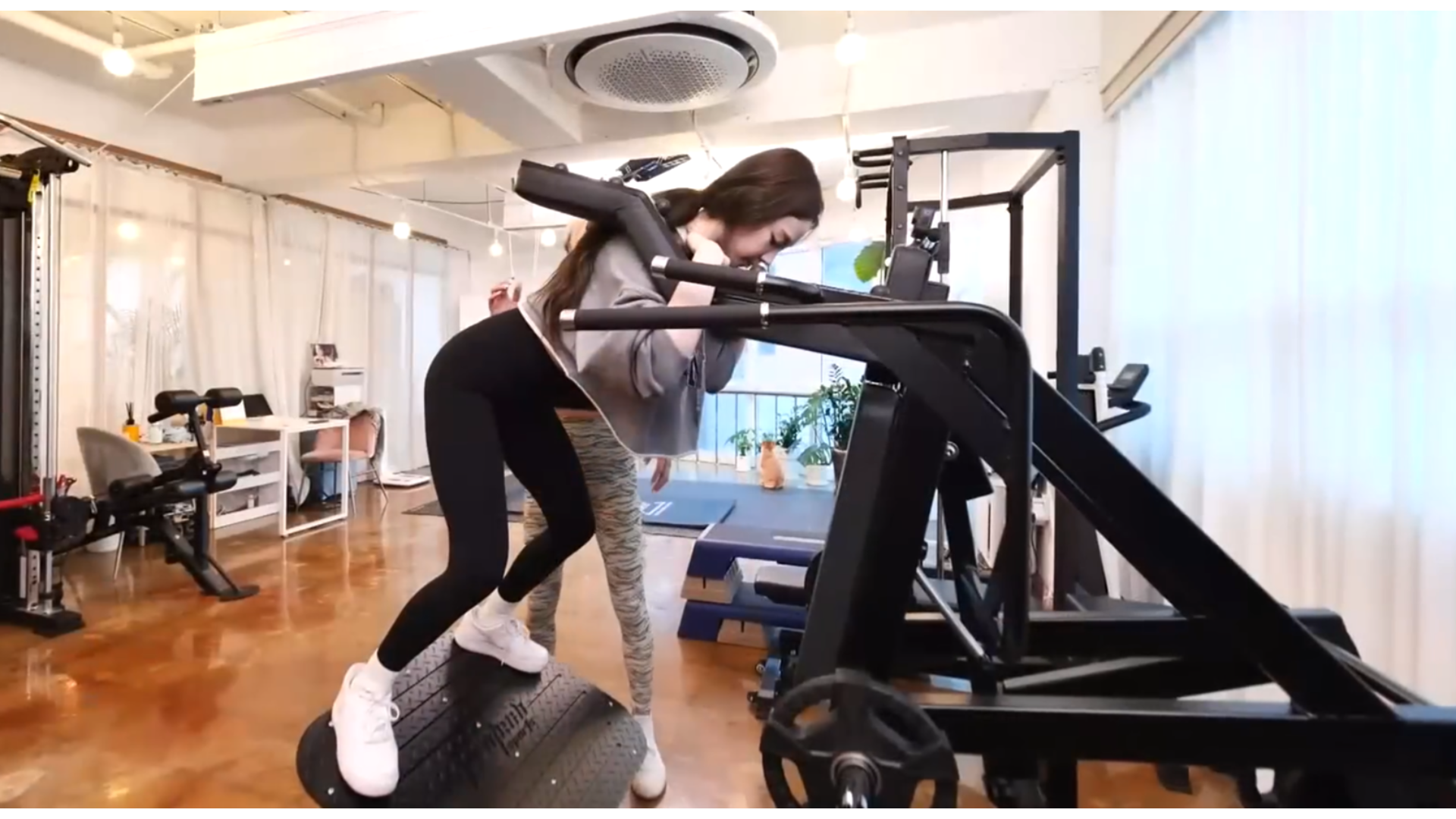 雙腳與肩同寬站立，腳尖稍微向外