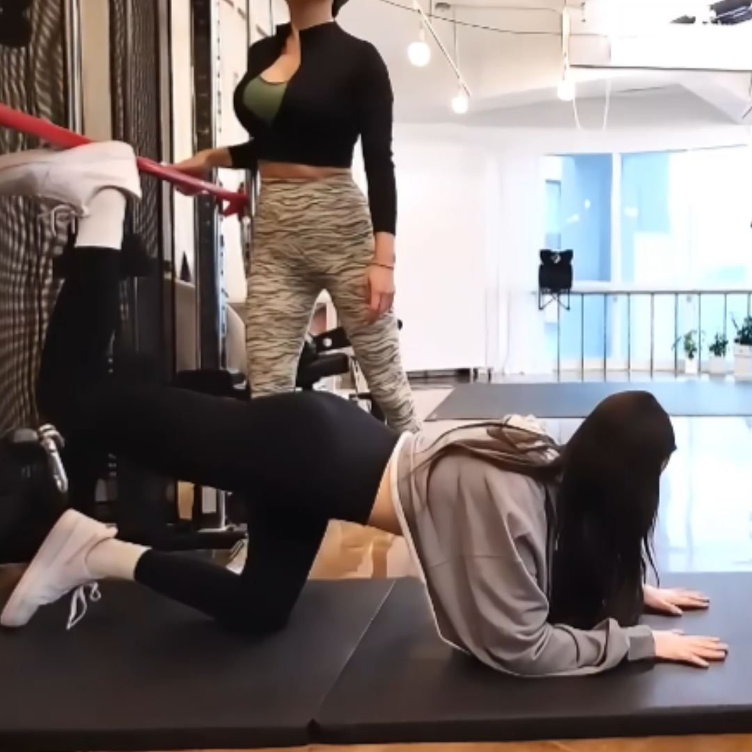 將一條腿向後上方緩慢踢起，直到最高點後再慢慢放下