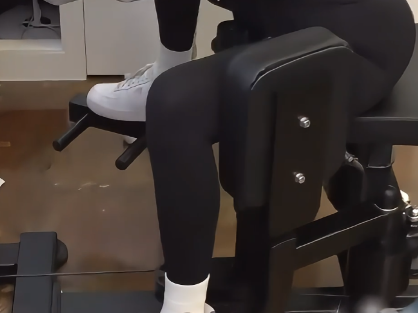 大腿內側的肌肉發力