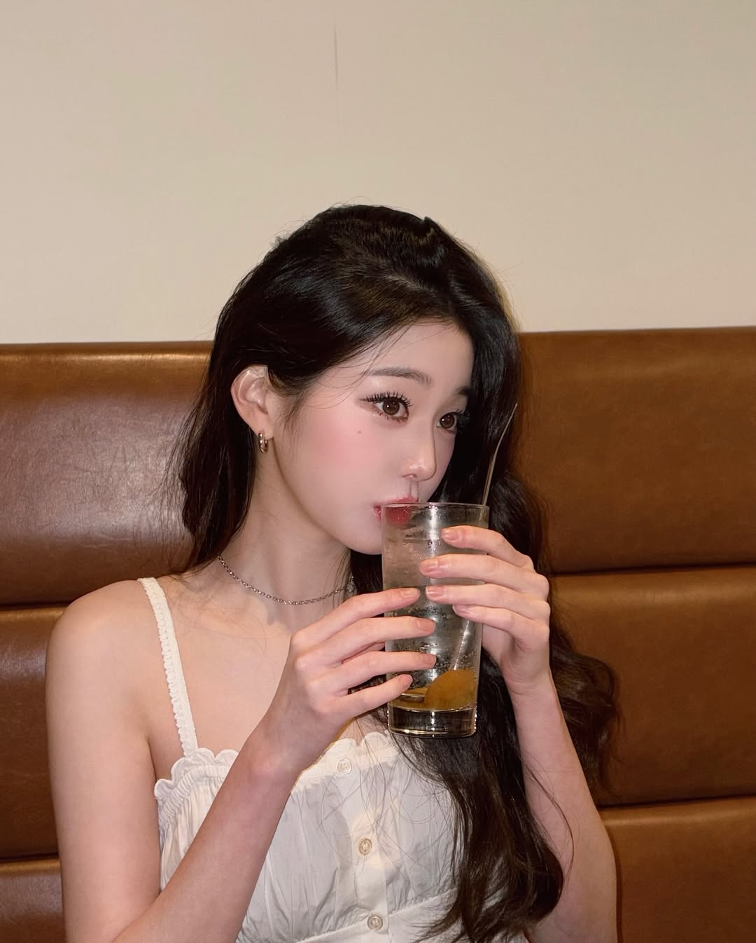 多喝水可以增加皮膚表層細胞的水分含量，改善乾燥問題。