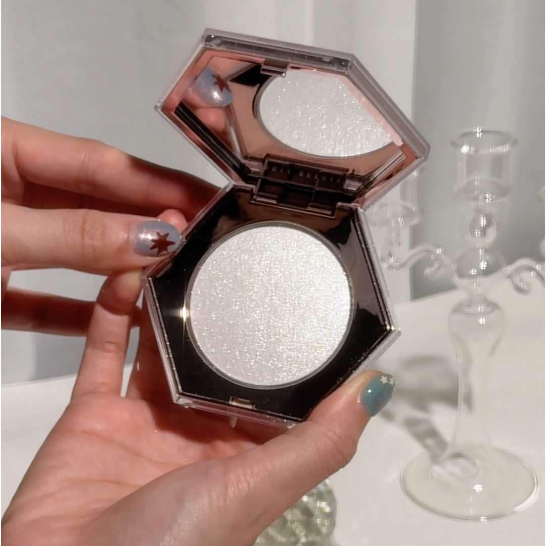 Fenty Beauty 星鑽炸彈3D高光粉餅 #How Many Carats?!