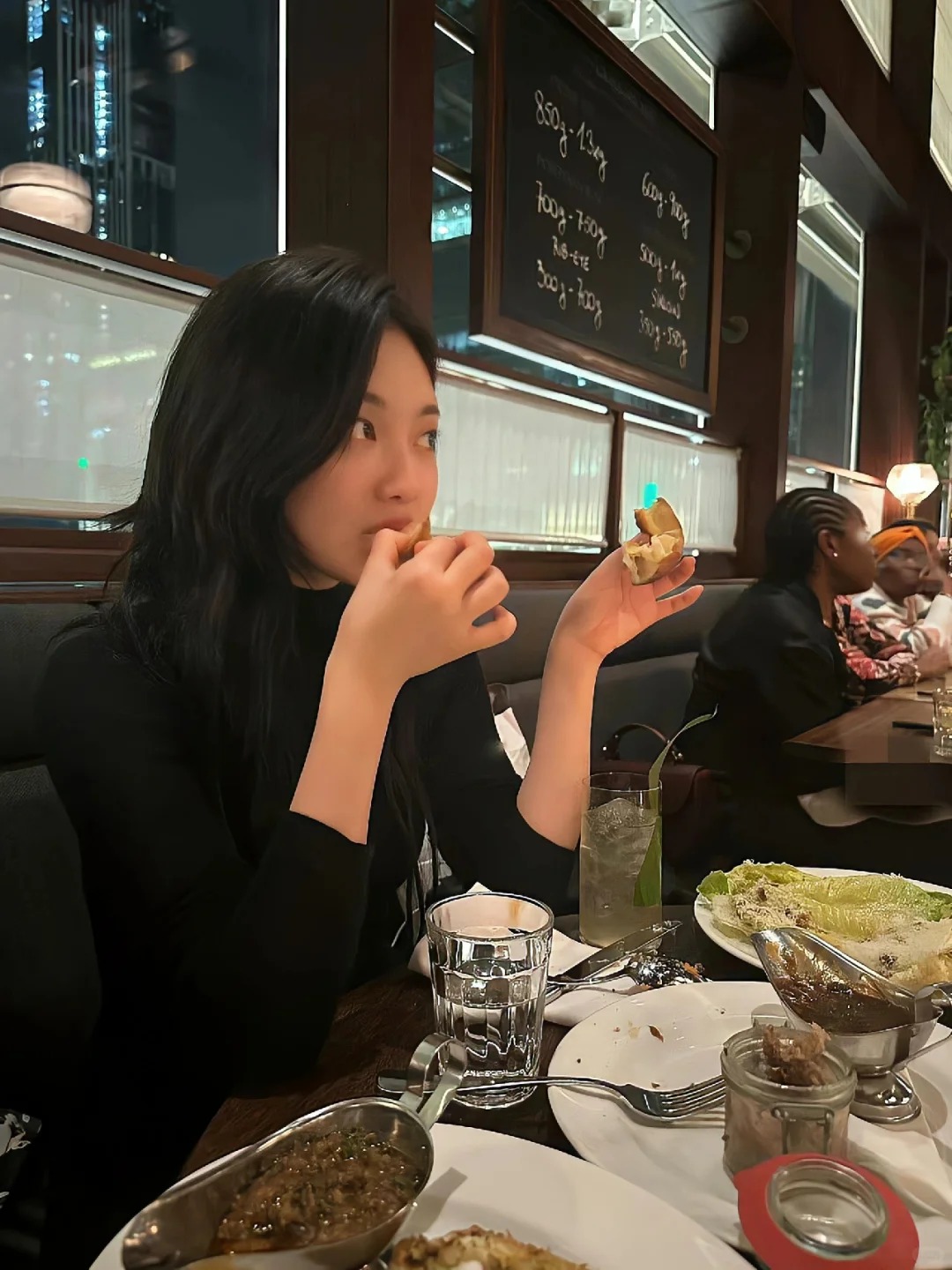 水能幫助身體透過排汗和排尿清除體內的廢物和毒素。