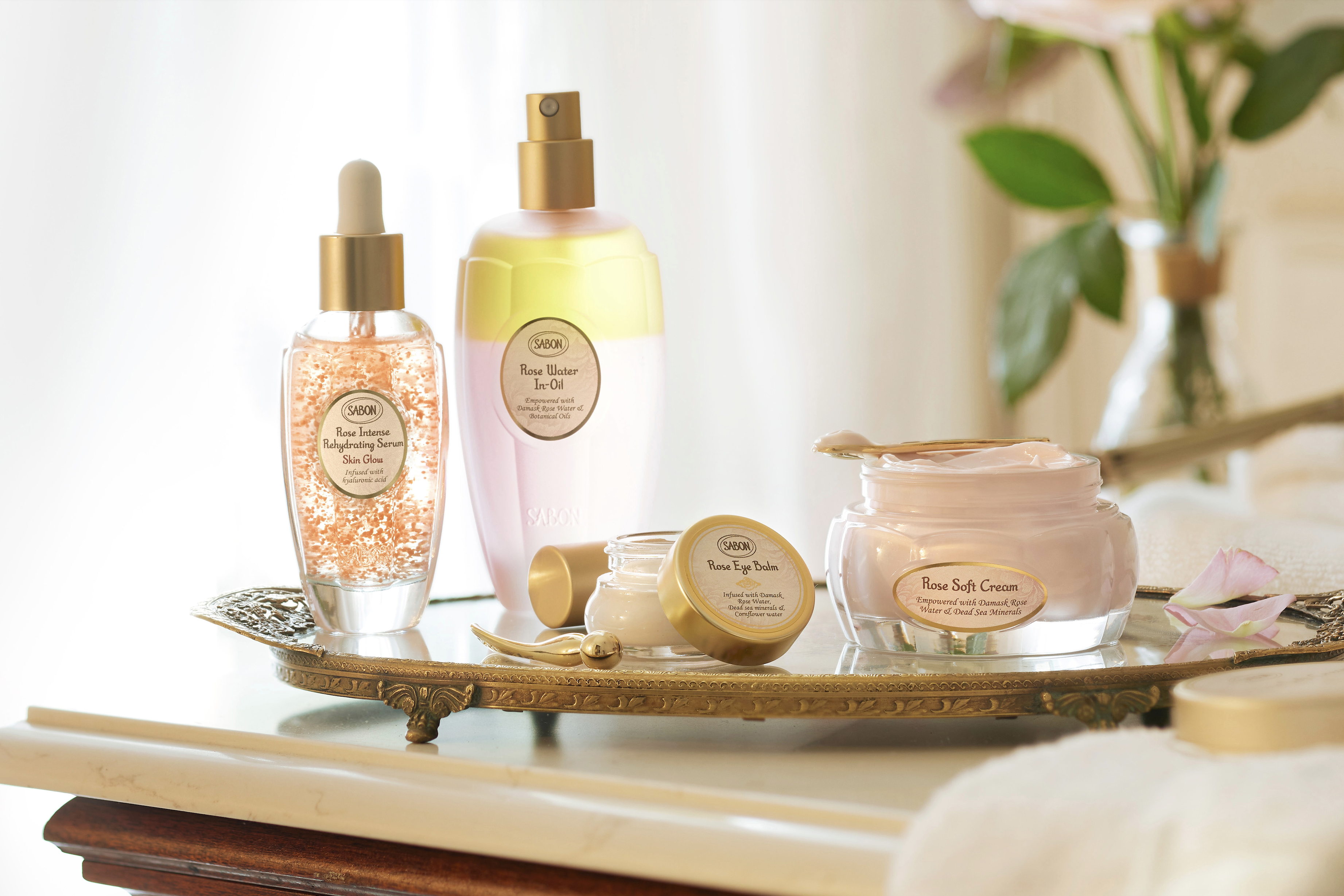 塗抹玫瑰保濕再生微精華(左一)前,將玫瑰花水精油噴霧(左二)噴勻全面,軟化肌膚、提升吸水力。再配合玫瑰絲絨軟霜及玫瑰提亮眼霜(右一及右二),達致極緻的水潤炫亮感。