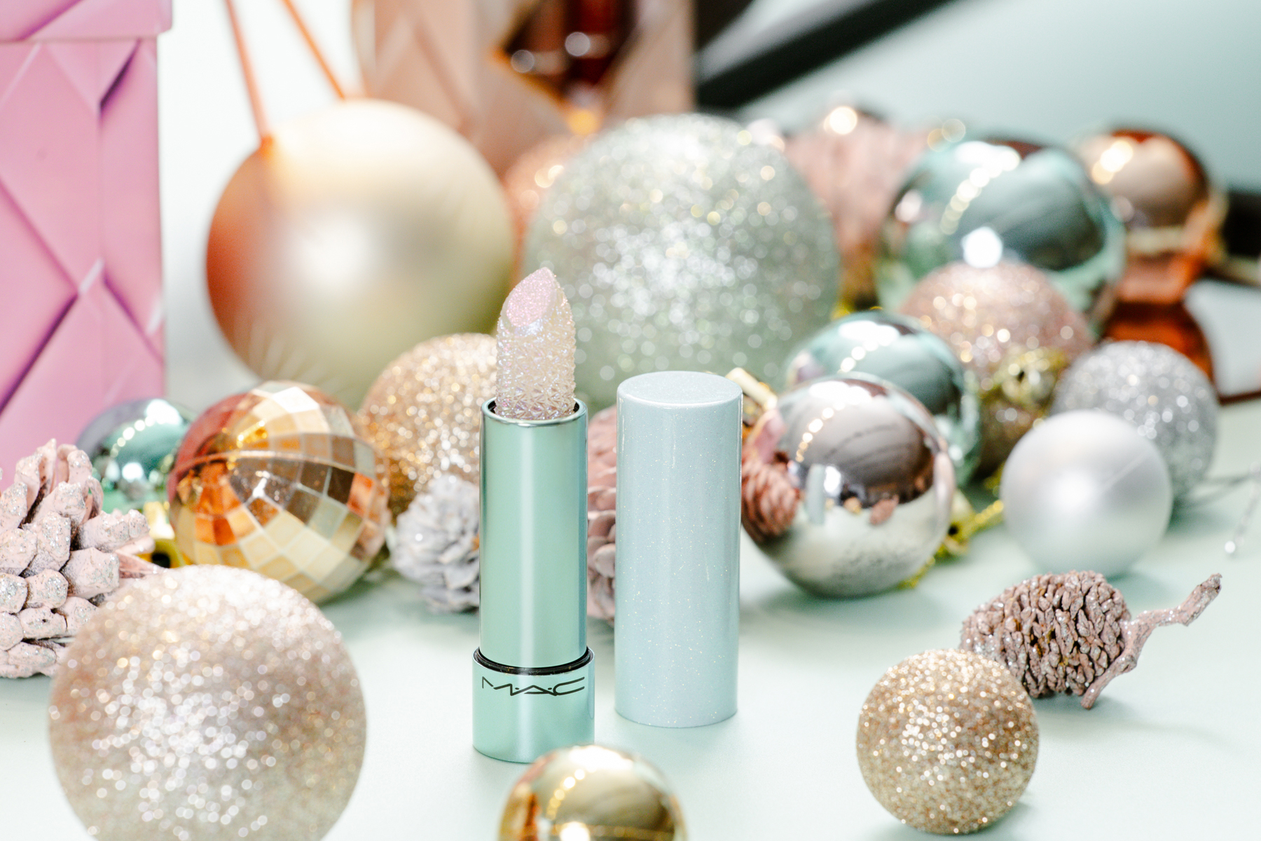 膏體猶如冰晶雕刻的晶透光感唇油棒