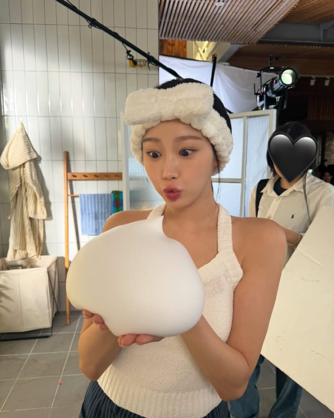 強調「不摩擦肌膚」，透過泡沫本身的彈力與手掌溫度「溶解皮脂」