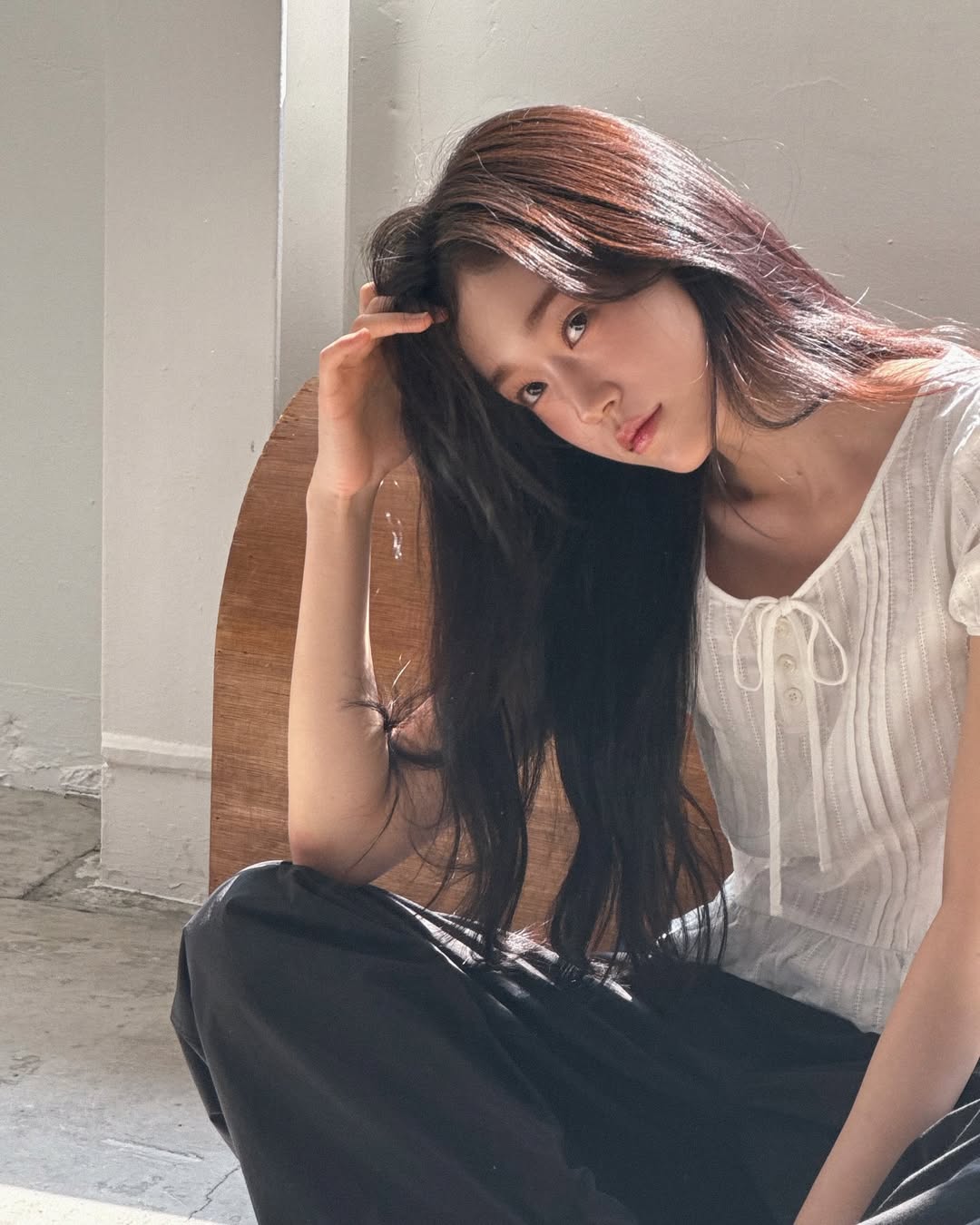 護髮素的油脂和高分子物質是針對毛鱗片受損的髮絲，若接觸頭皮會增加頭皮負擔，加劇出油