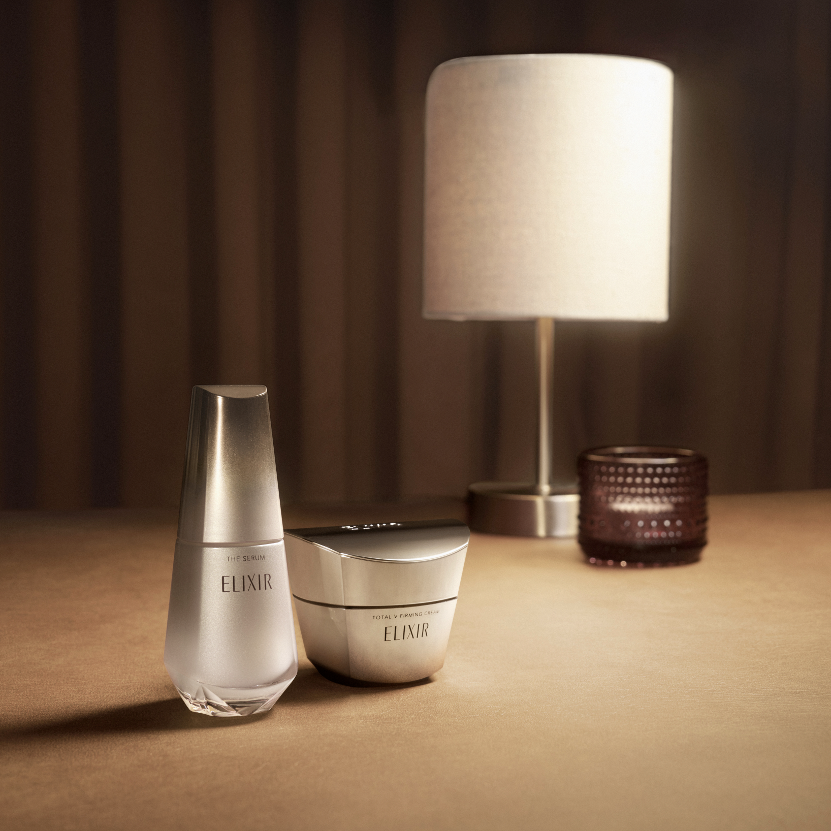 ELIXIR抗老黃金三角當然不少得幹細胞膠原年輕緊緻精華及幹細胞膠原緊緻V面霜。