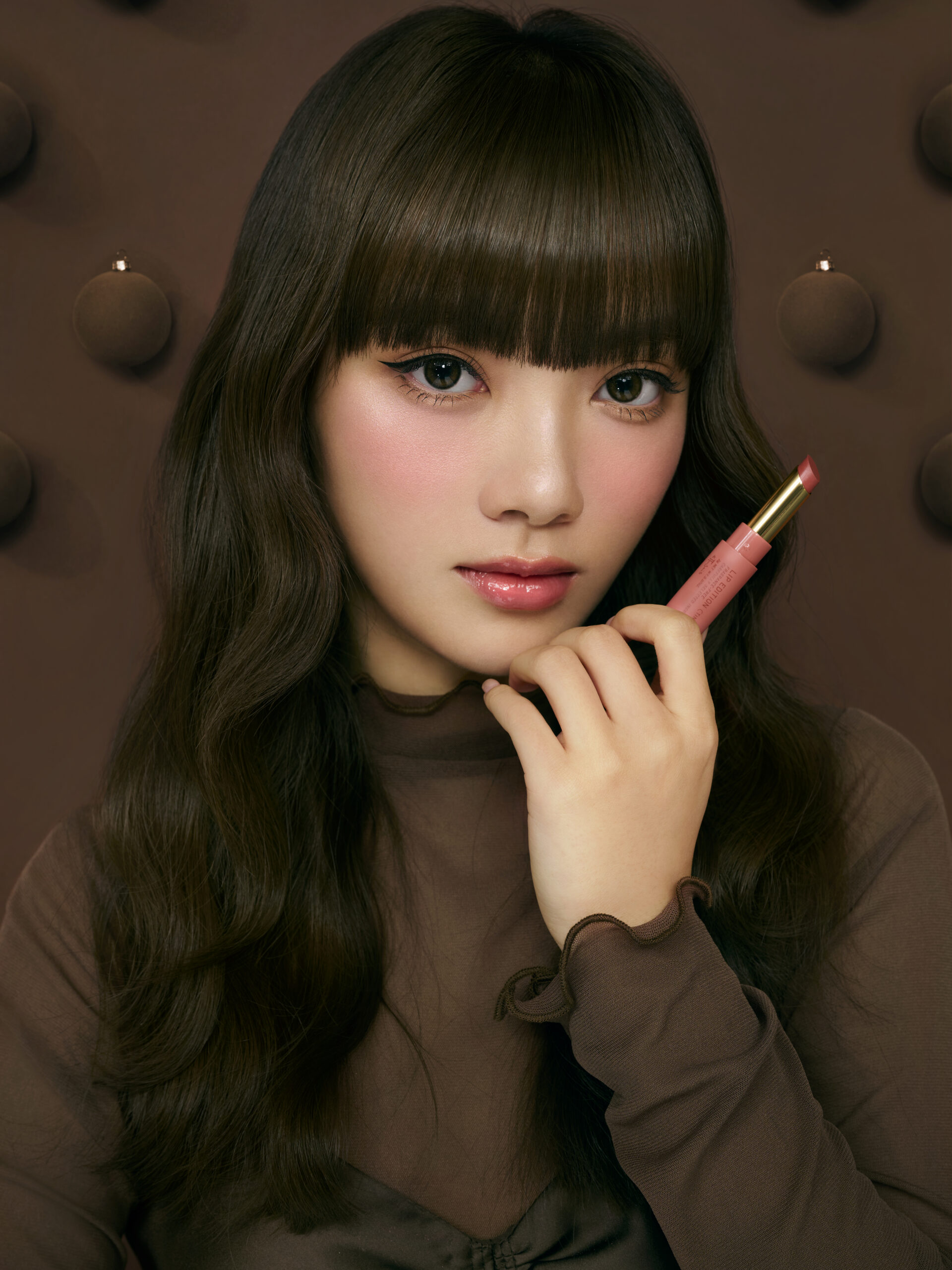 復古琥珀妝完美展現啡調與琥珀豆沙的知性美。