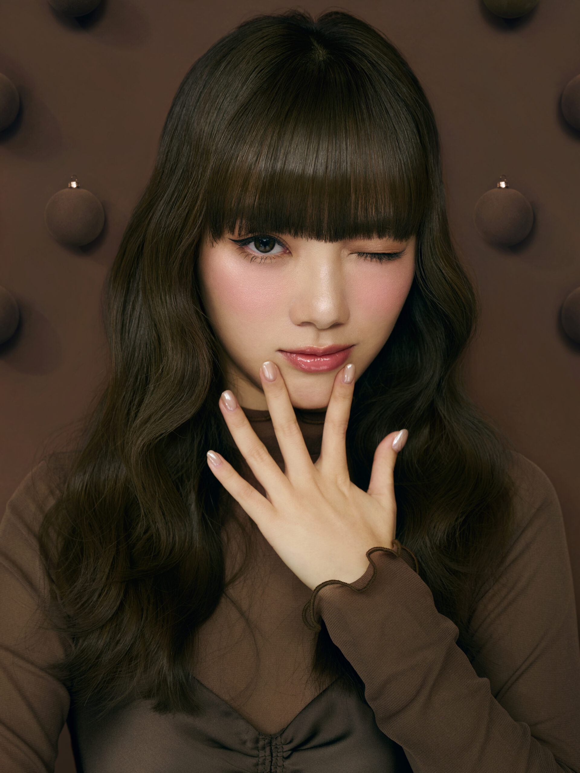 復古琥珀妝以啡調眼妝配搭琥珀豆沙唇妝，帶出復古俏皮感。