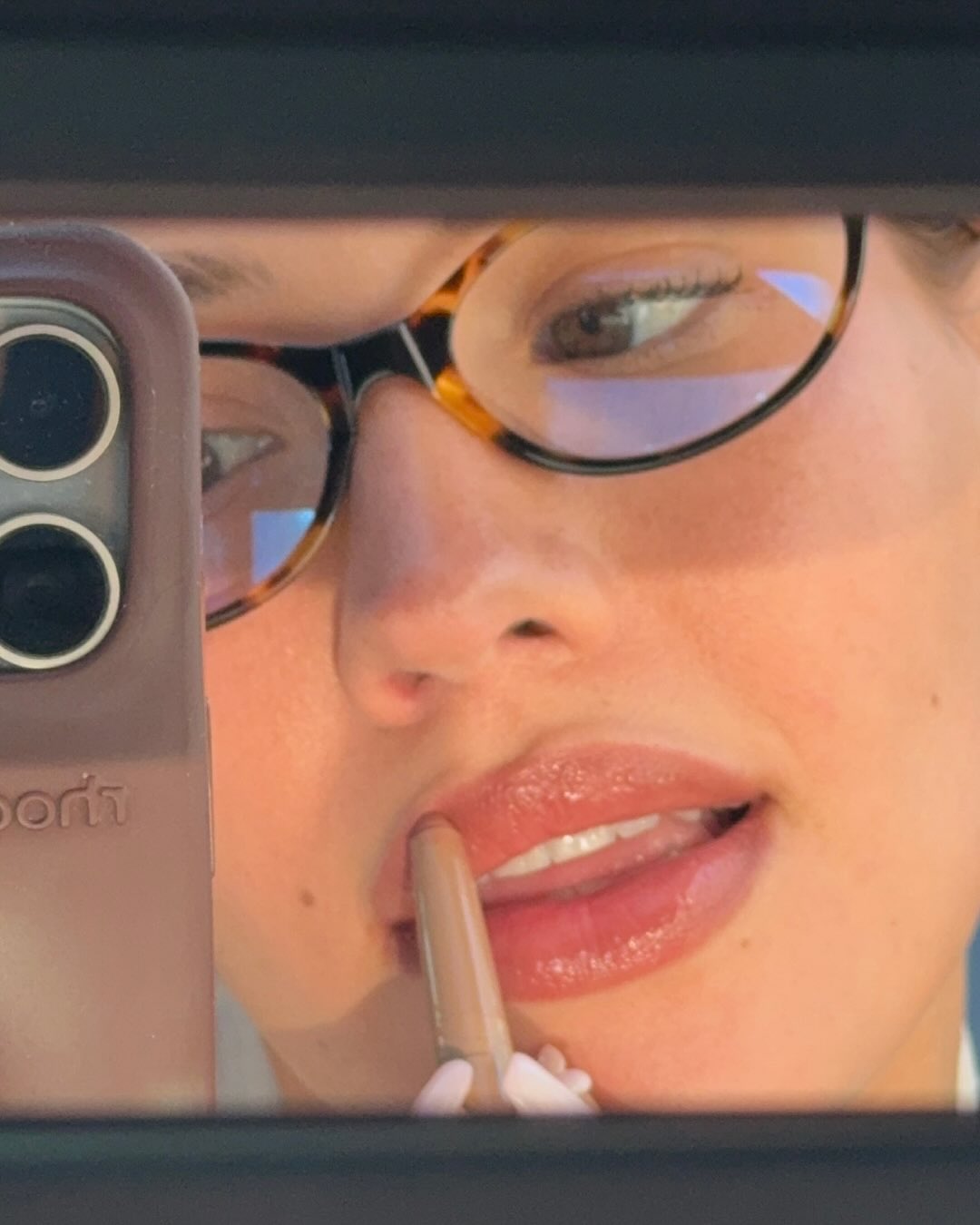 強化唇峰與輪廓，讓嘴唇更翹、更立體。