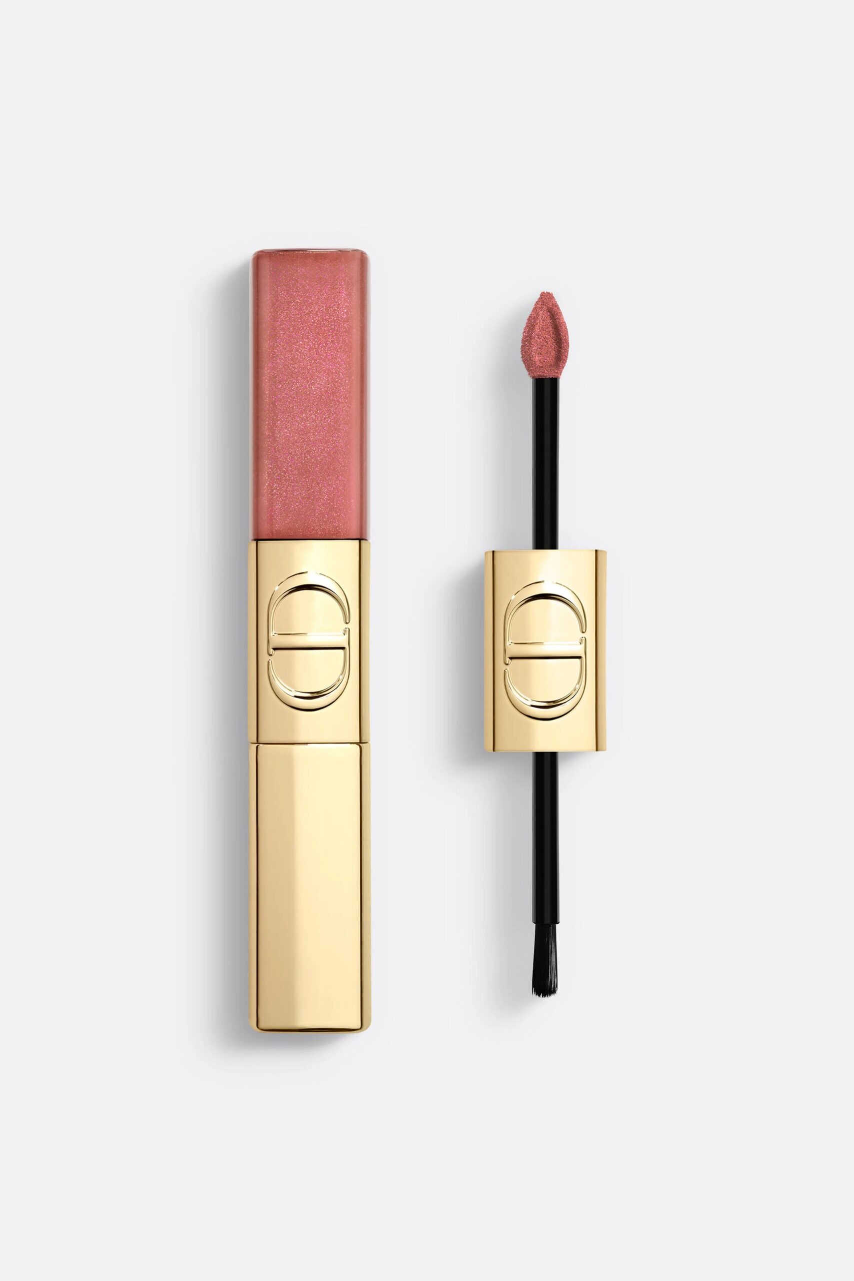 「金緻雙頭唇釉」是Dior今年的創新之作，一端為柔霧星光質地，另一端為高亮釉光