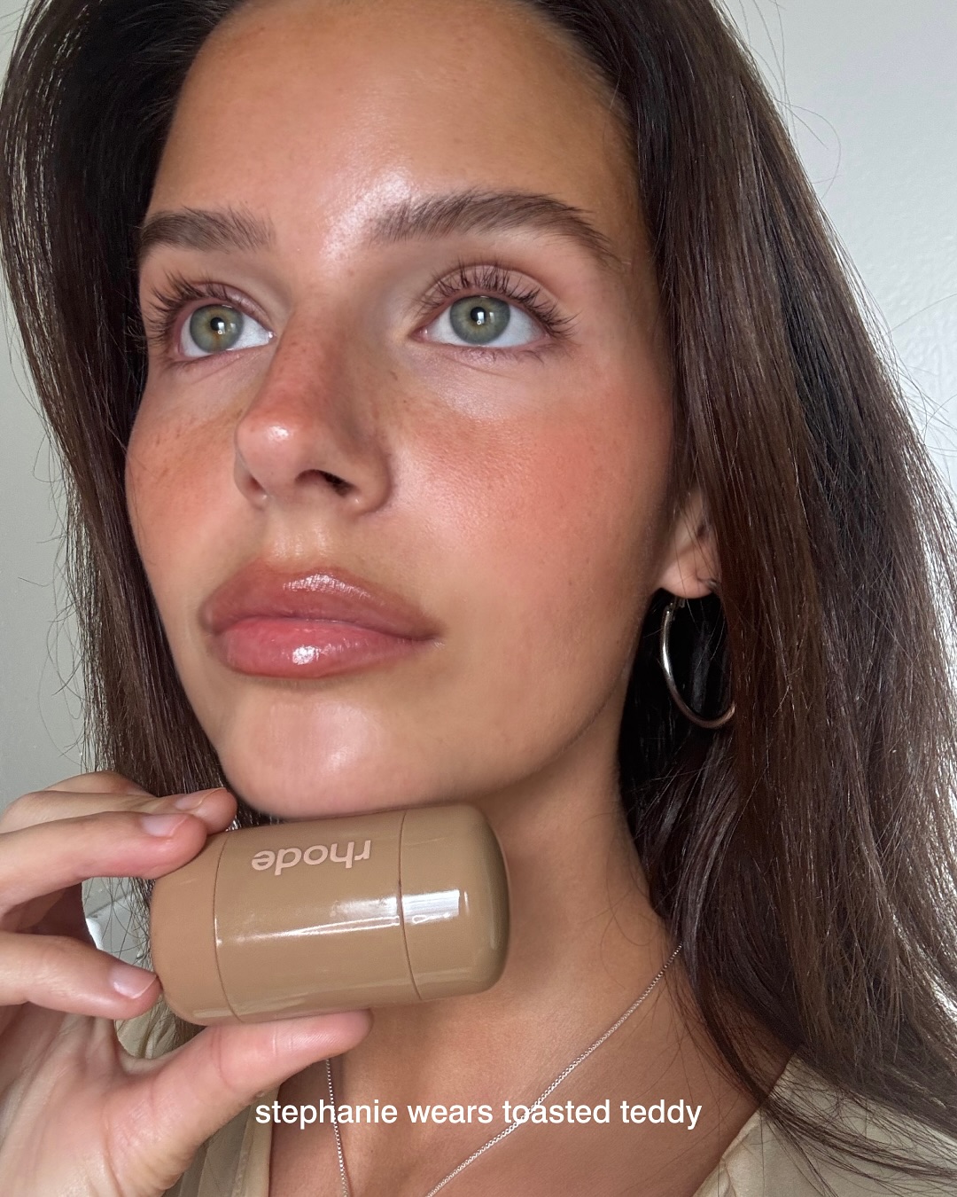 輕輕一抹就能融進肌膚，呈現自然透亮的紅潤光感