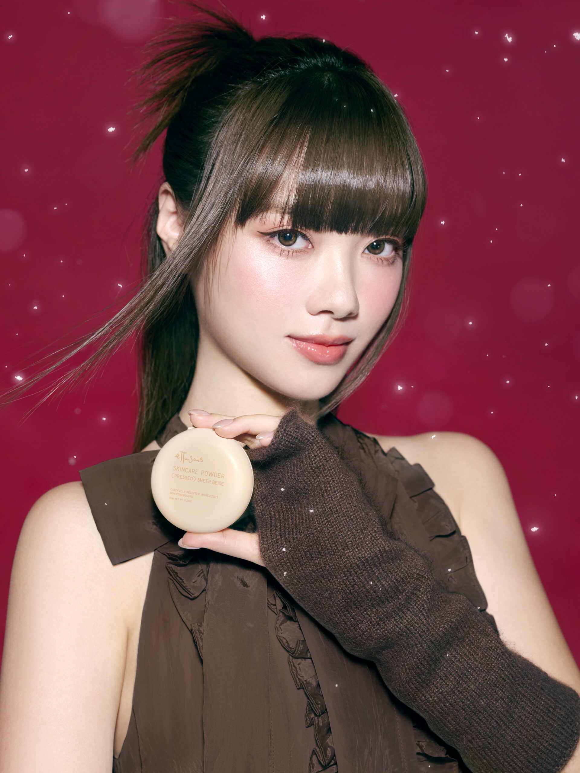 暖陽珊瑚妝以水光感底妝帶出原生氣質，加上珊瑚色點綴，充滿法式浪漫。